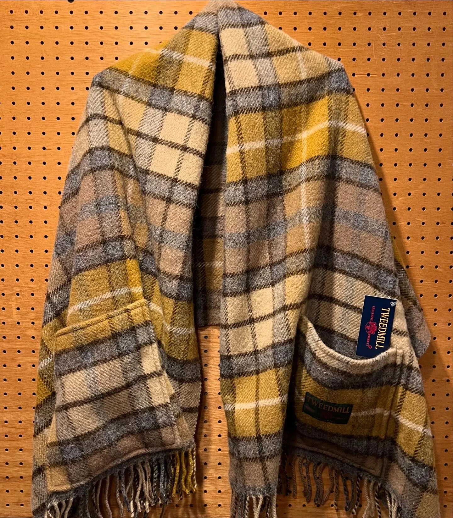 画像2414：TWEED MILLポケット付きショール
