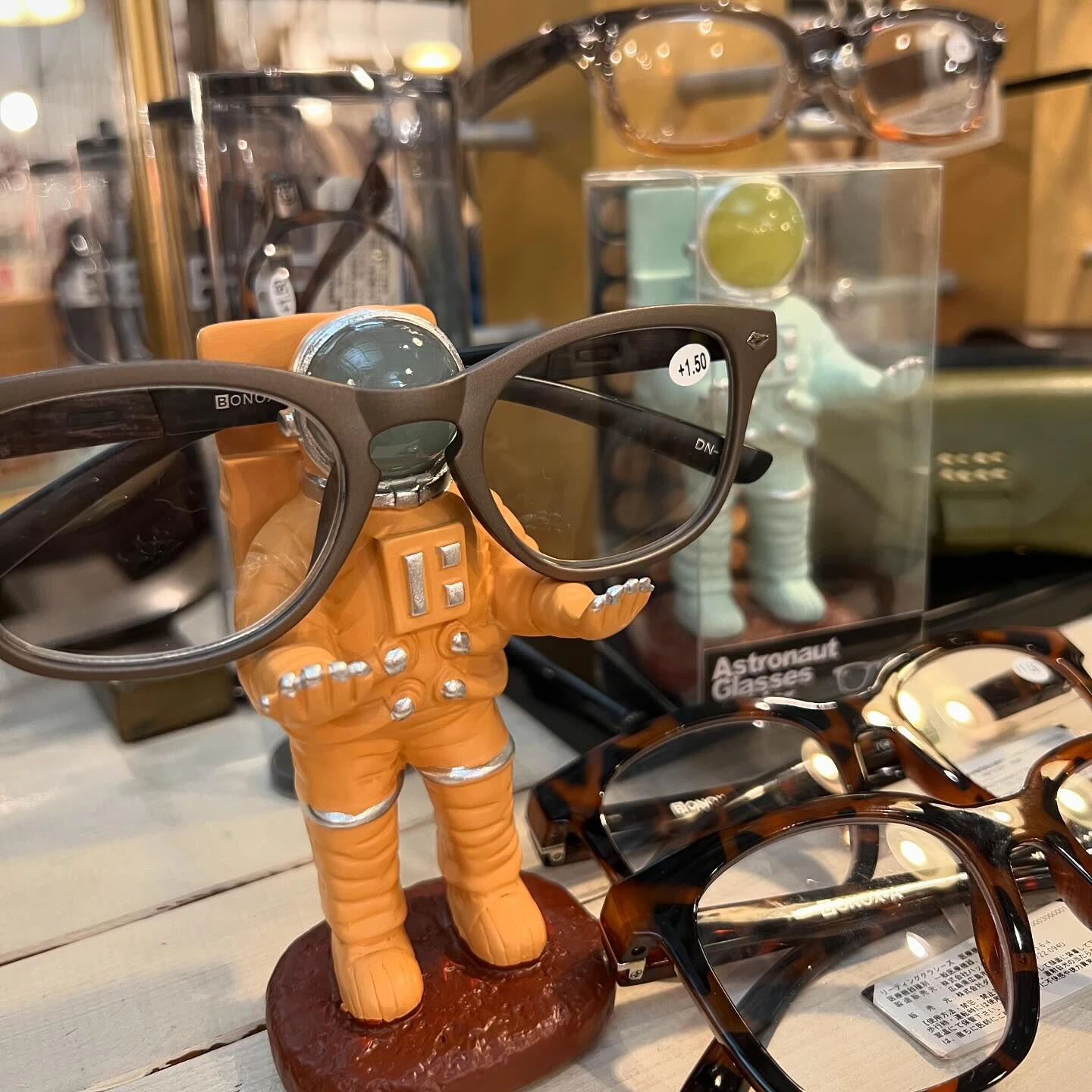 画像2479：Astronaut glasses holder